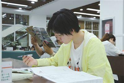 南通海安圖書館成暑期“充電”好去處 日流量近5000人次