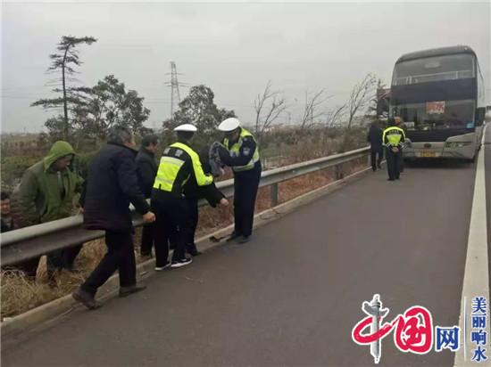 響水某大客車高速上突然爆胎!當(dāng)時車上有18名乘客