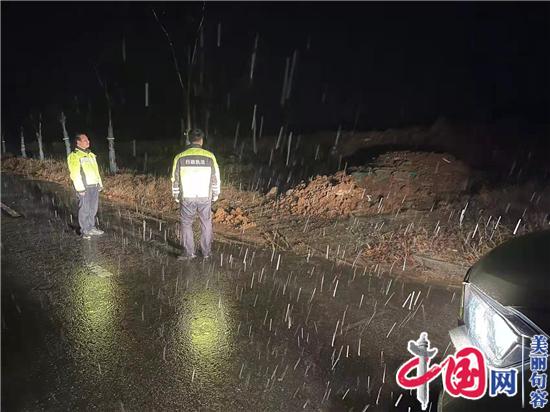 句容城管局冒雨夜查推進大氣污染防治