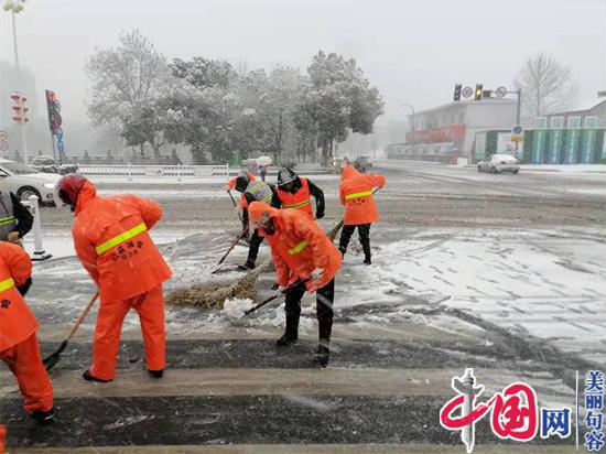 句容900多名環(huán)衛(wèi)工人連夜清掃積雪 保障市區(qū)道路暢通 